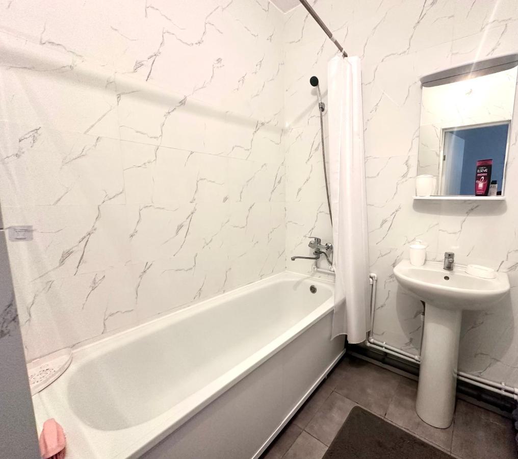 1 Комнатная Драмтеатр 1Bedroom Apartment Öskemen Bagian luar foto